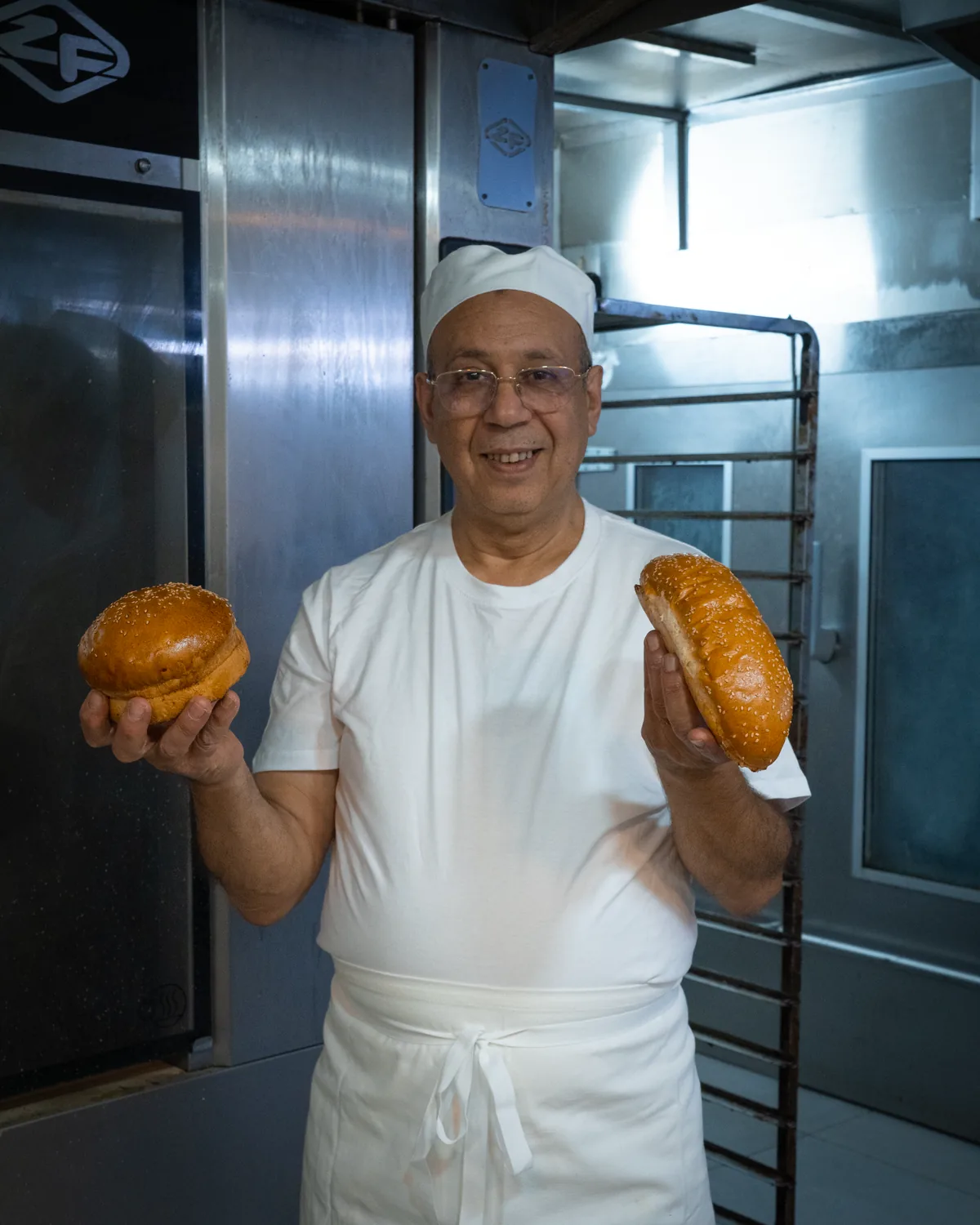 Jamal Ahlaloum présente un pain burger et un pain hot-dog au sésame tout juste sortis du four