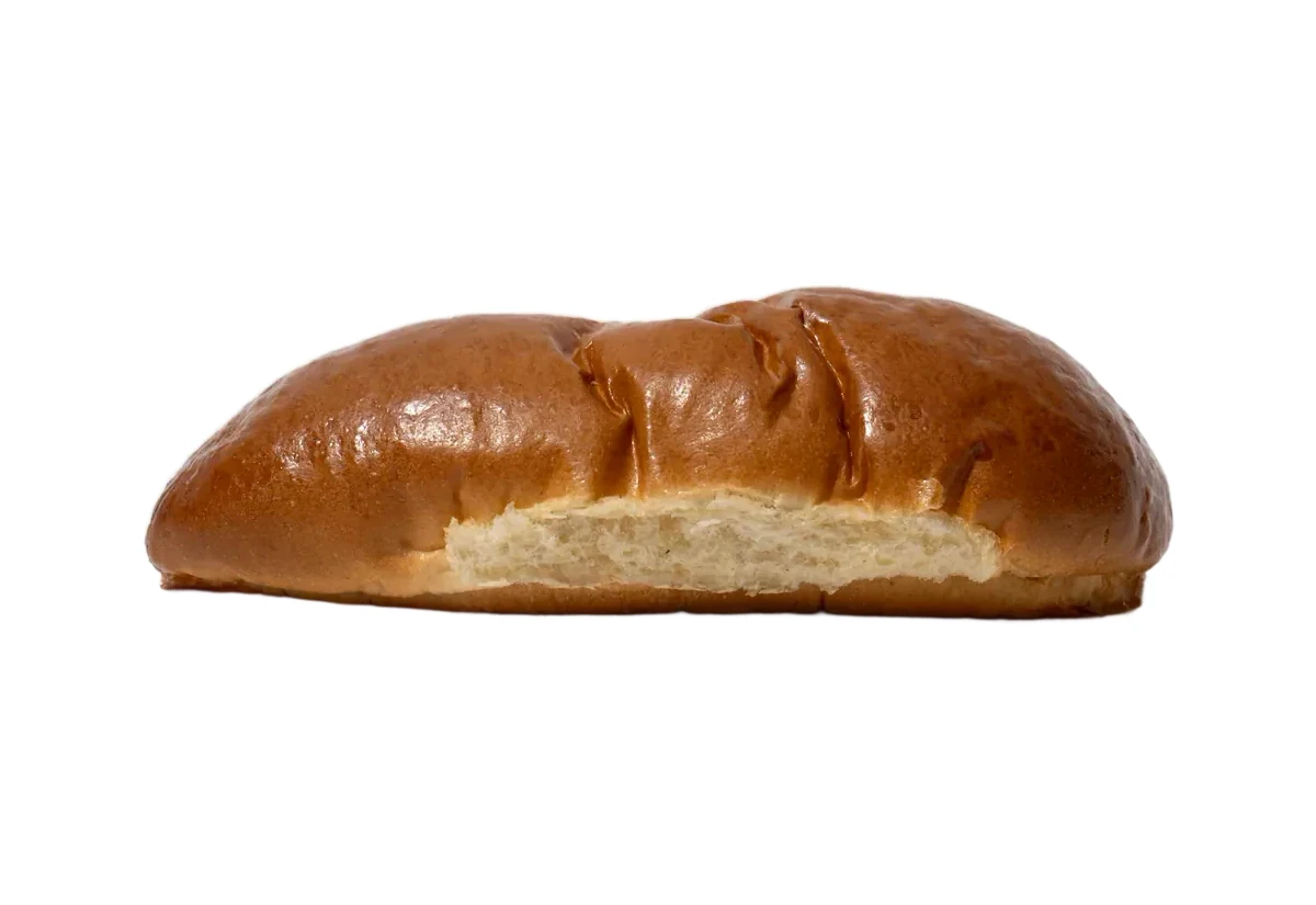 Pain hot-dog nature vu de profil, croûte dorée et fendue